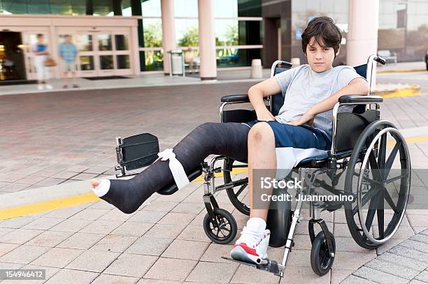 Kind In Rollstuhlgerecht Stockfoto und mehr Bilder von Gebrochenes Bein - Gebrochenes Bein, Jungen, Rollstuhl