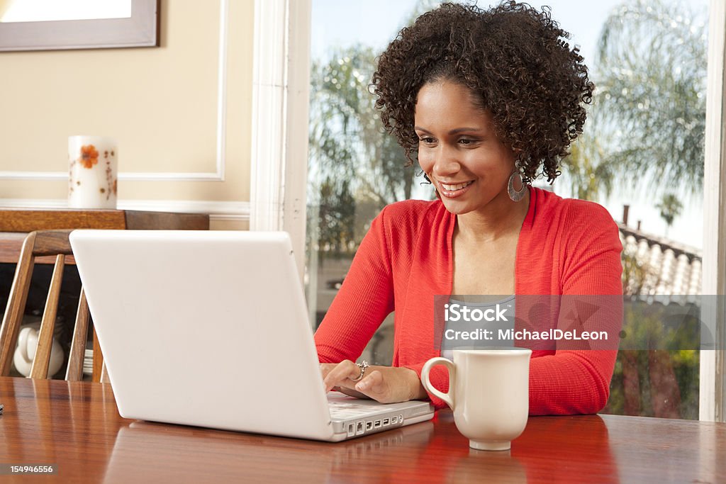 Femme à l'aide d'un ordinateur portable - Photo de 30-34 ans libre de droits