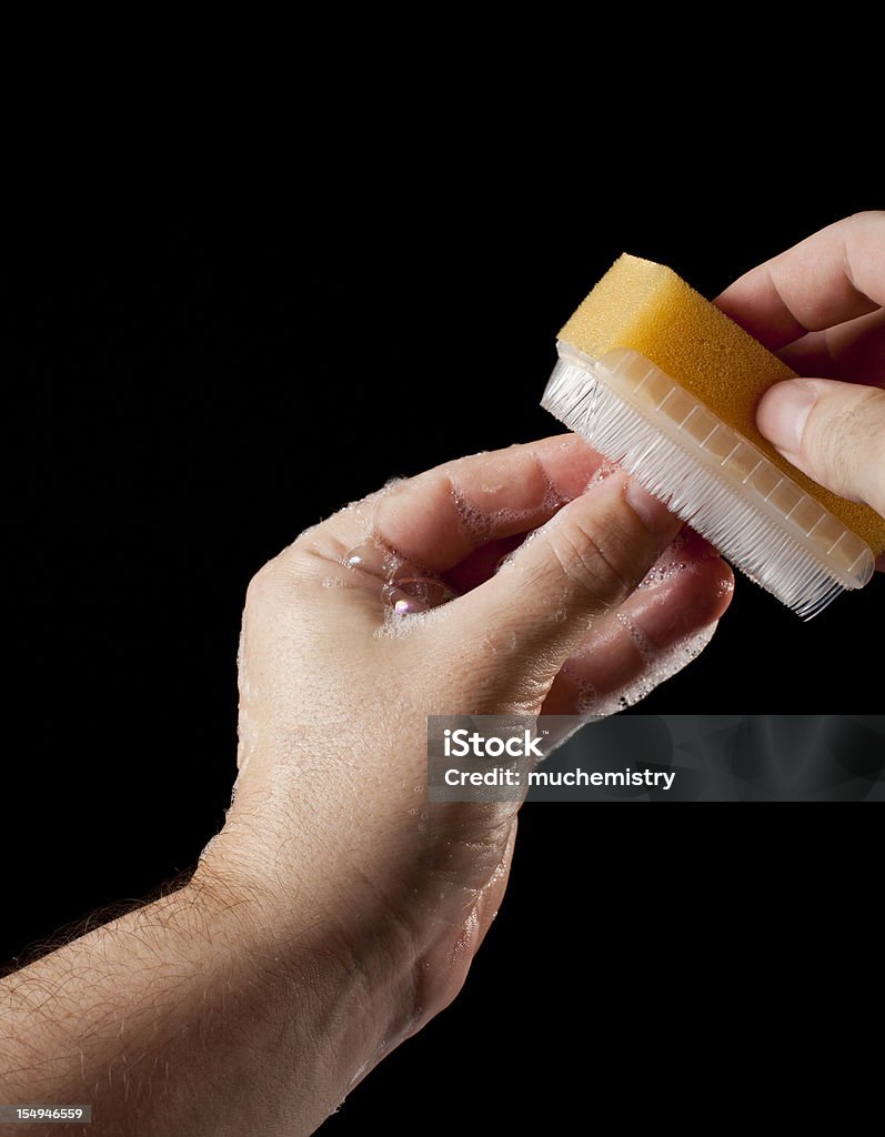 Limpieza de las uñas con exfoliación quirúrgica cepillo y jabón. - Foto de stock de Cepillo de las uñas libre de derechos