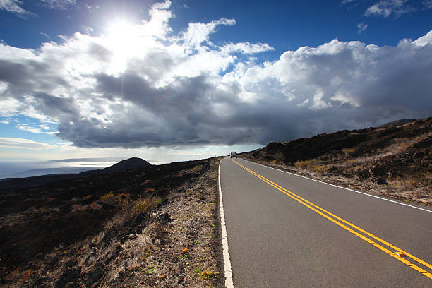 estrada maui, havaí, eua - haleakala national park mountain winding road road imagens e fotografias de stock