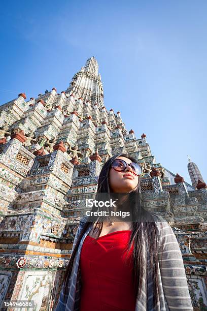 Jovem Chinês Turista Em Wat Arun Banguecoque Tailândia - Fotografias de stock e mais imagens de 20-29 Anos