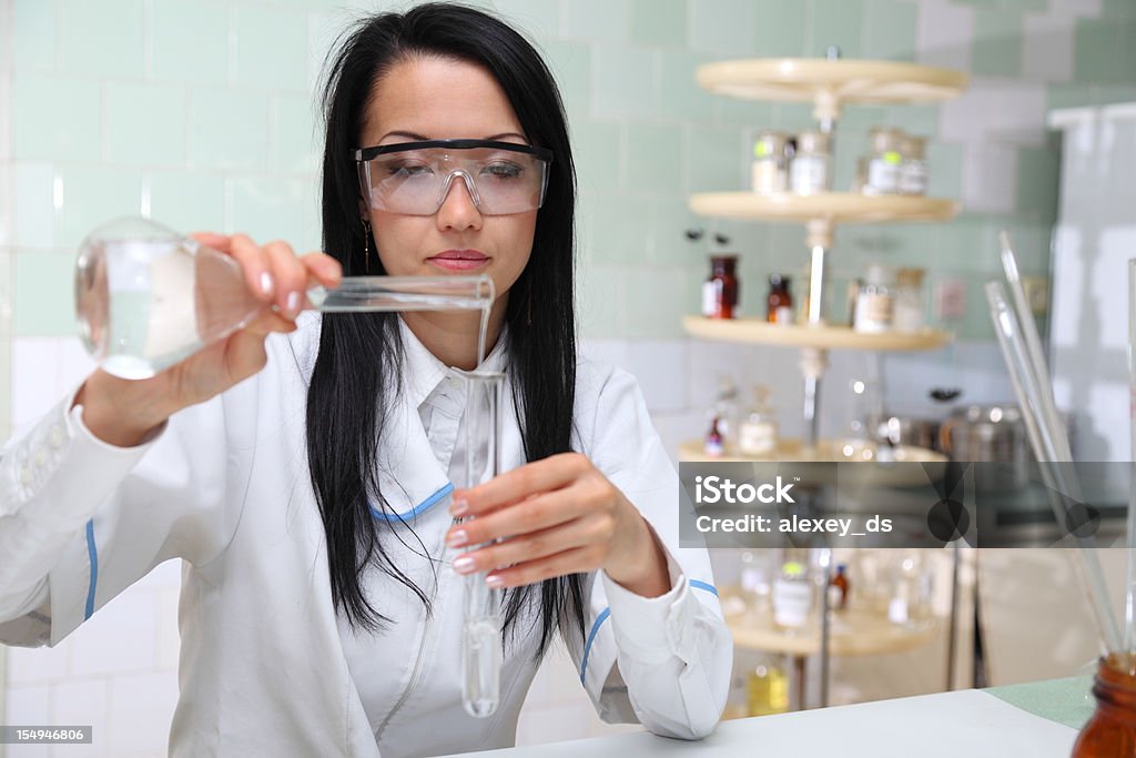 Mulher cientista doses líquido em tubos de fundo transparente - Foto de stock de Laboratório royalty-free