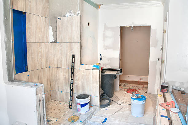 banheiro principal em reforma: azulejos no chuveiro - blue construction built structure indoors - fotografias e filmes do acervo