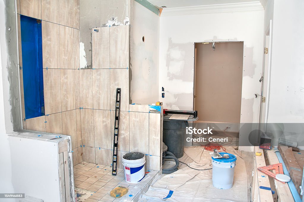 Главная ванная комната ремоделирования: Размещение мозаикой в душе - Стоковые фото Ванная или туалет роялти-фри