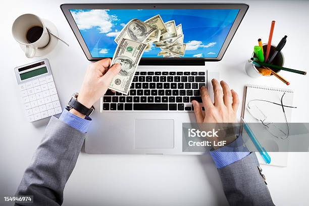 Internetgeld Stockfoto und mehr Bilder von Stehlen - Verbrechen - Stehlen - Verbrechen, Währung, Laptop