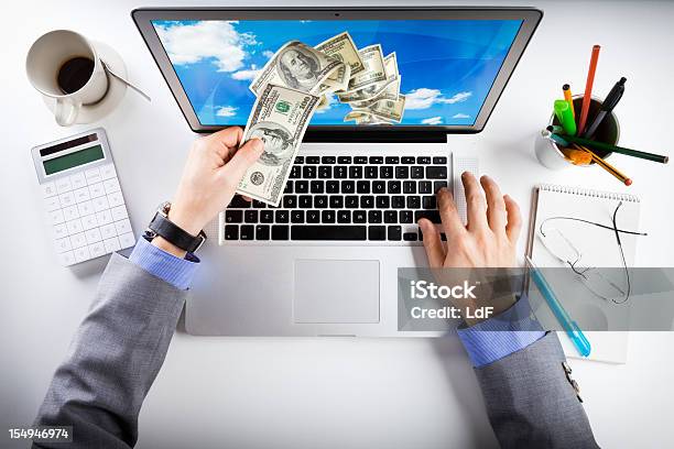 Internet Pieniądze - zdjęcia stockowe i więcej obrazów Kradzież - Kradzież, Waluta, Laptop