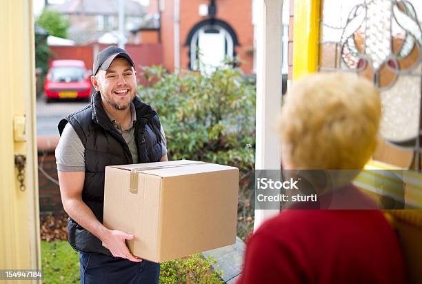 Sonriente Hombre Da Gran Su Entrega De Paquetes Foto de stock y más banco de imágenes de 70-79 años - 70-79 años, Adulto, Alegre