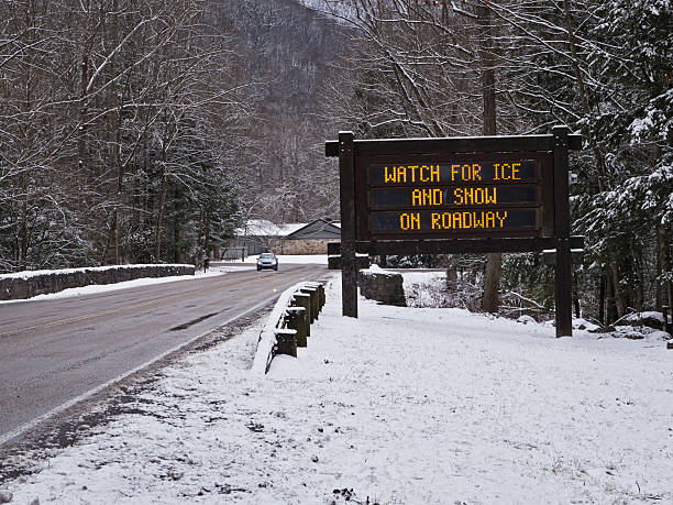 Avertissement de glace et de neige sur les Smoky Mountains roads - Photo