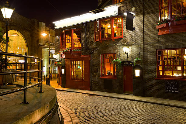 pub anglais, restaurant, londres, angleterre, royaume-uni - street city night alley photos et images de collection