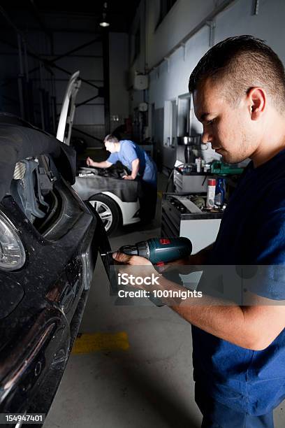 Garaje De Reparación Foto de stock y más banco de imágenes de Adulto - Adulto, Coche, Color - Tipo de imagen