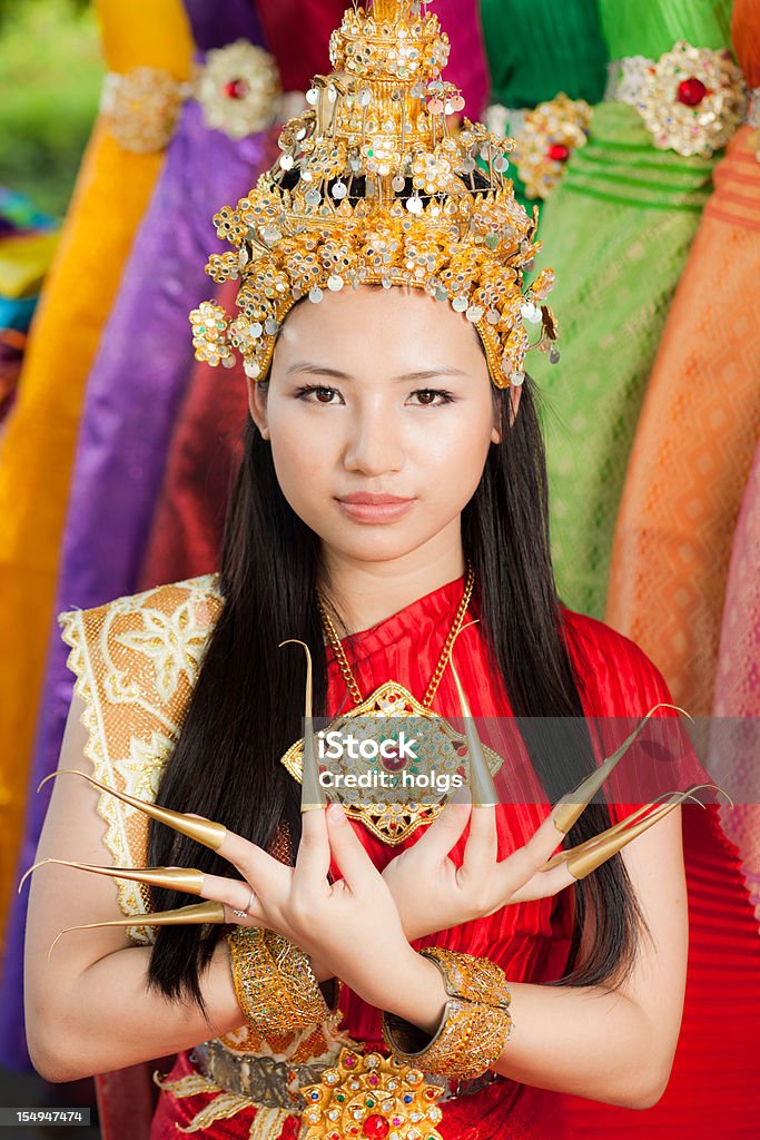 Thai ragazza in abito tradizionale fare una posa Danza - Foto stock royalty-free di Capelli lunghi