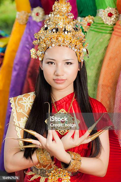 Thai Ragazza In Abito Tradizionale Fare Una Posa Danza - Fotografie stock e altre immagini di Capelli lunghi