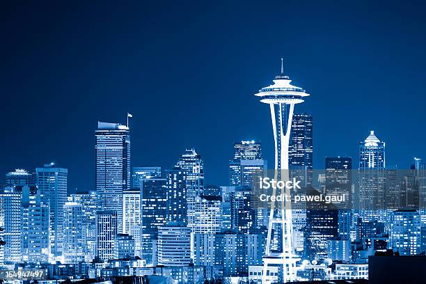 Photo libre de droit de Skyline De Seattle De Nuit banque d'images et plus d'images libres de droit de Seattle - Seattle, Horizon urbain, Space Needle