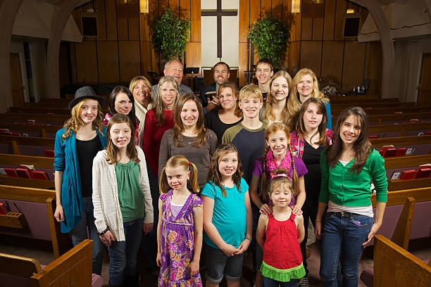 kirche zusammen - bible youth organization teenager christianity stock-fotos und bilder