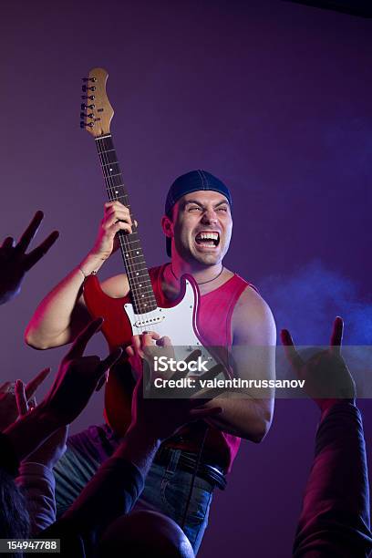 Estrella De Rock On Stage Foto de stock y más banco de imágenes de Audiencia - Audiencia, Grupo de interpretación musical, Vitalidad