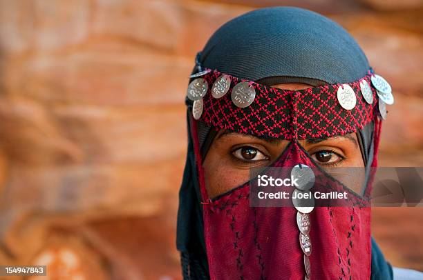 Photo libre de droit de Femme Bédouine Voilé En Jordanie banque d'images et plus d'images libres de droit de Bédouin - Bédouin, Pétra - Jordanie, Arabie Saoudite