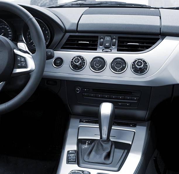 nuova auto moderne interiour (aria condizionata, cambio automatico - car vehicle interior inside of dashboard foto e immagini stock