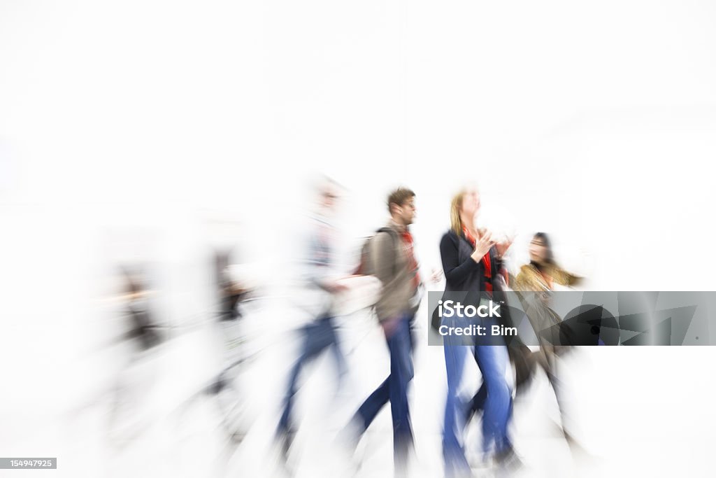 Grupo de jovens caminhando e movimento desfocado - Foto de stock de Exposição Longa royalty-free