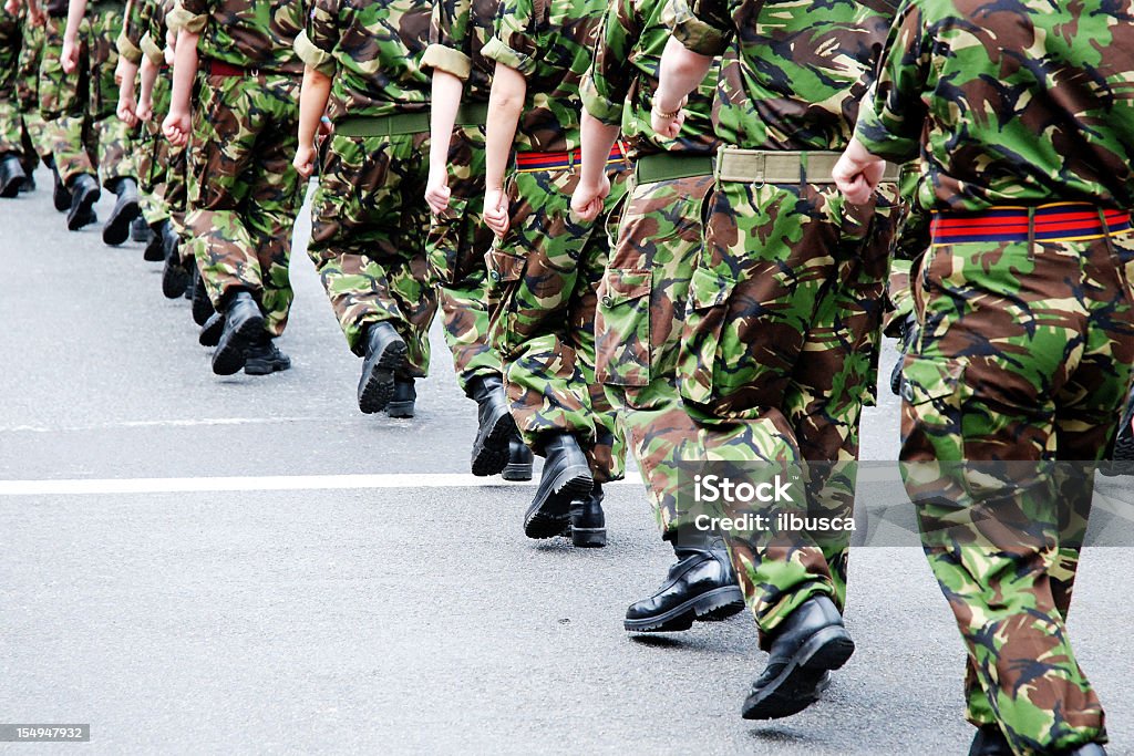 Soldados marchando en línea - Foto de stock de Reino Unido libre de derechos Soldados marchando en línea - Foto de stock de Reino Unido libre de derechos