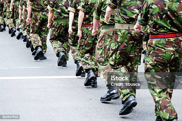Soldiers Marching In Line 照片檔及更多 英國 照片 - 英國, 陸軍 - 三軍, 大不列顛文化