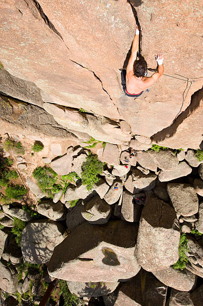 wspinaczka skalna trad trasy - trad climbing obrazy zdjęcia i obrazy z banku zdjęć