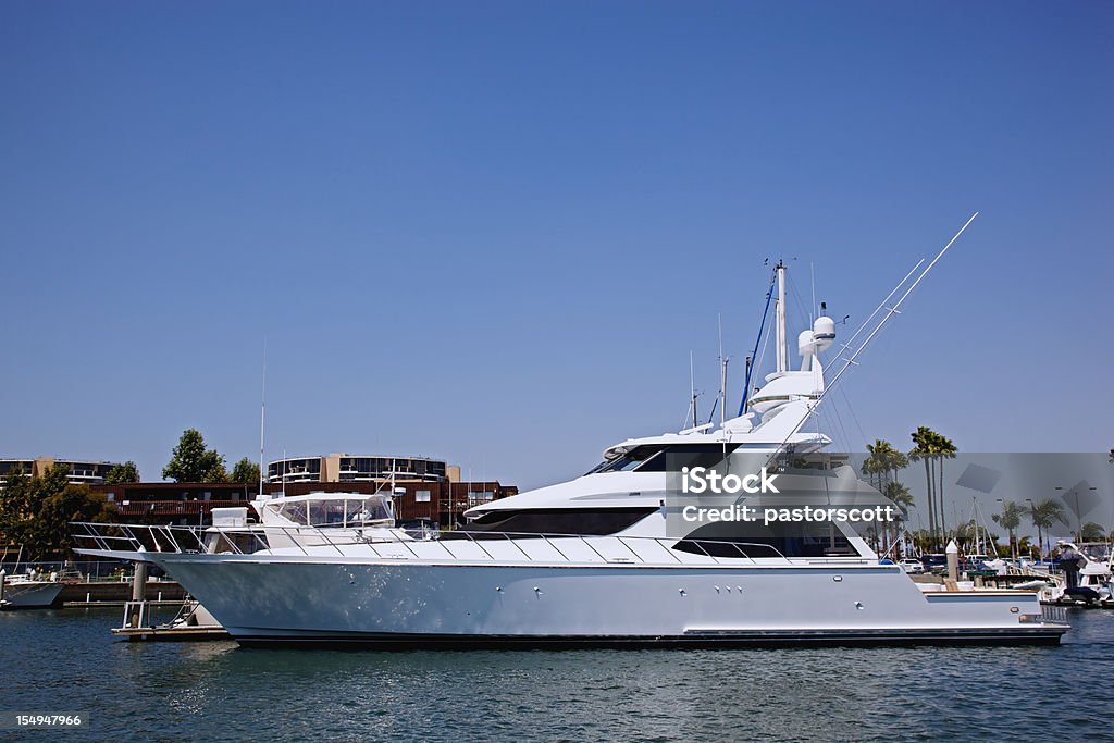 Bianco barca sulla Marina - Foto stock royalty-free di Yacht