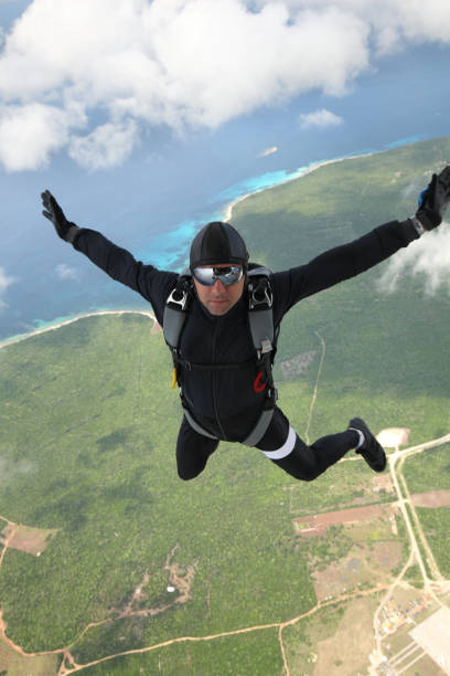 free fall - skydiving air aerial view vertical zdjęcia i obrazy z banku zdjęć