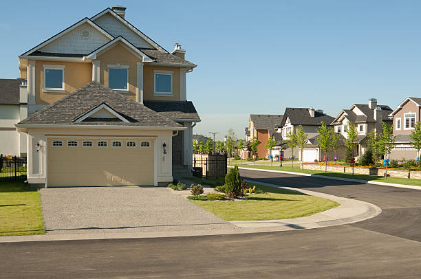 peu de nouvelles maisons de banlieue. - house detached house garage outdoors photos et images de collection