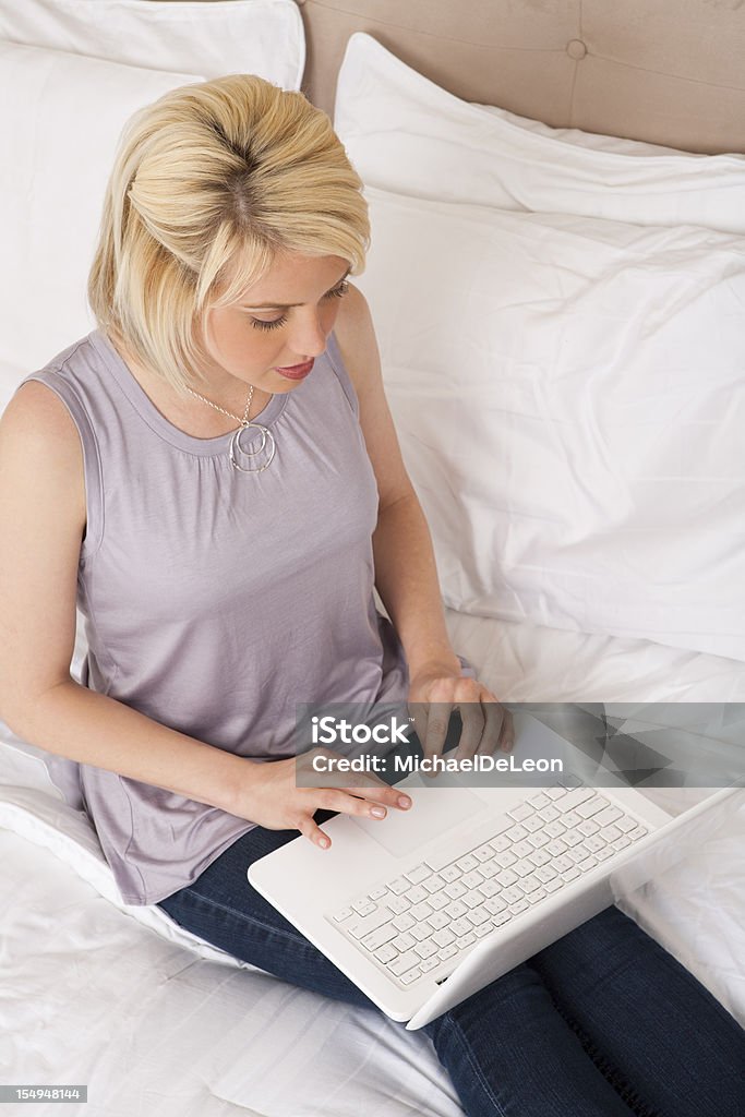Femme sur un ordinateur portable - Photo de 20-24 ans libre de droits