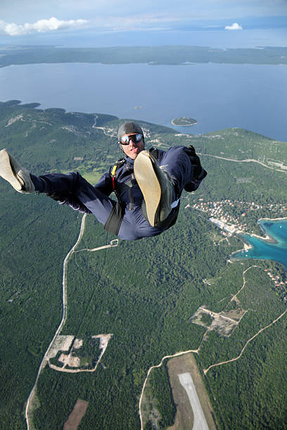 libre fall - skydiving air aerial view vertical photos et images de collection