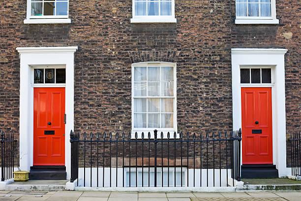 tijolo vermelho fachada com as portas da frente - house residential structure two objects building exterior imagens e fotografias de stock