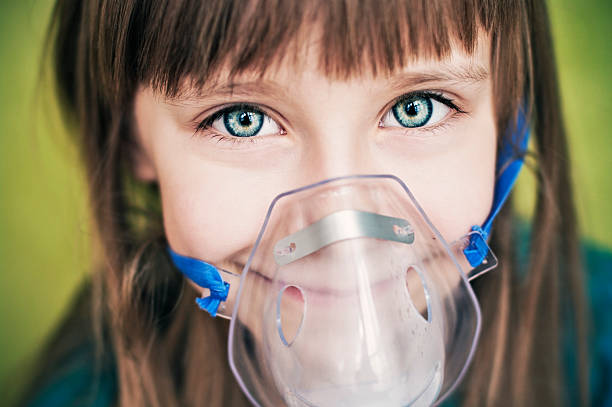 husten lindert inhalation - asthmatic child asthma inhaler inhaling stock-fotos und bilder