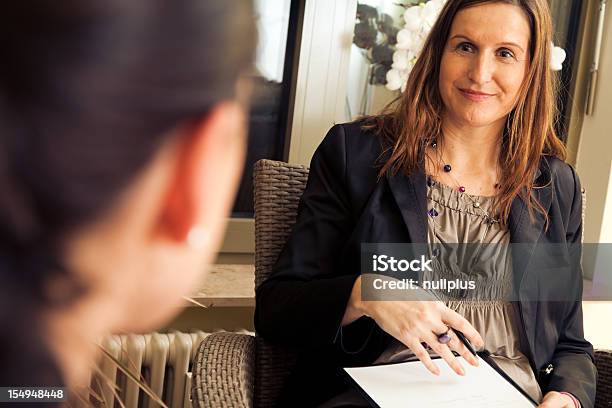 Foto de Psychotherapy Sessão e mais fotos de stock de Conselho - Conselho, Paramédico, Profissional de saúde mental