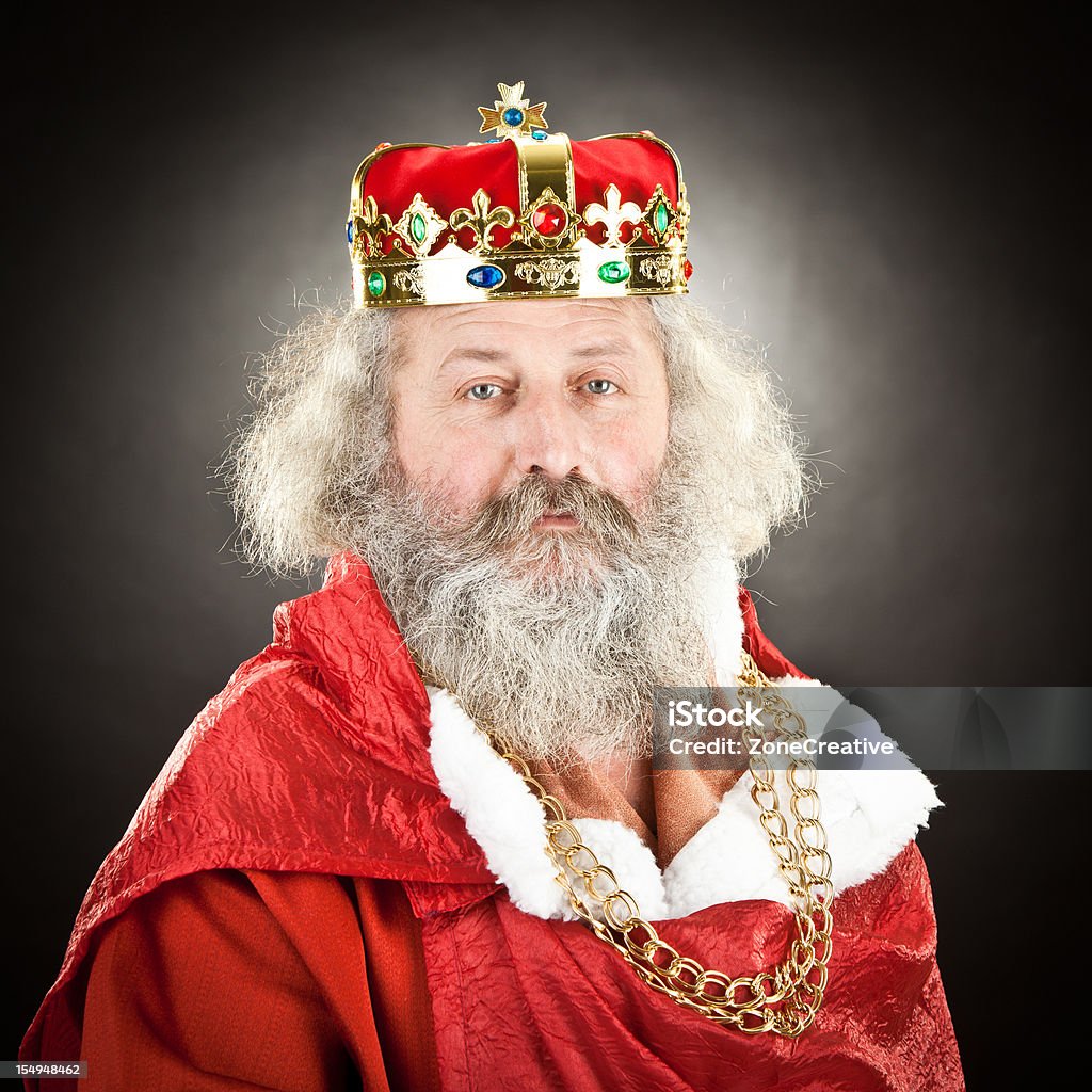Dumny Starszy king lub emperor z czerwoną cloak i Korona - Zbiór zdjęć royalty-free (Aspiracje)