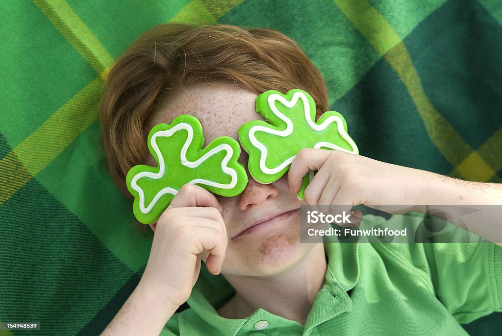 Niño sonriendo duende irlandés, Irlanda niño & St. Patrick's Day Shamrock las Cookies - Foto de stock de Día de San Patricio libre de derechos