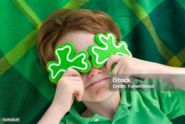 笑う少年レプリコーンアイルランド人聖パトリックの日のシャムロックのクッキー - 聖パトリックの日のストックフォトや画像を多数ご用意 - 聖パトリックの日, 子供, アイルランド文化