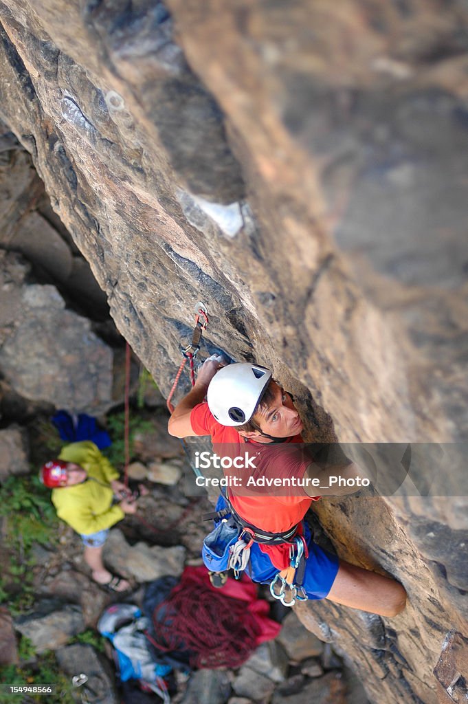 Rock Climber difícil escalada de paso de cables - Foto de stock de Acantilado libre de derechos