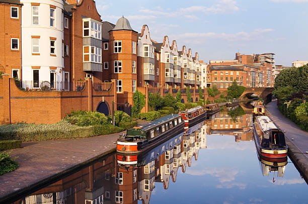 birmingham linea principale stretto canale con barche e appartamenti moderni - west midlands foto e immagini stock