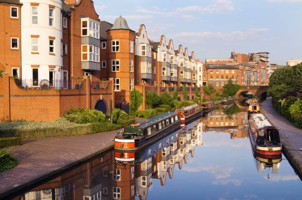 버밍행 채널 주음성 함께 세폭 보트 및 현대적인 아파트 - west midlands 뉴스 사진 이미지