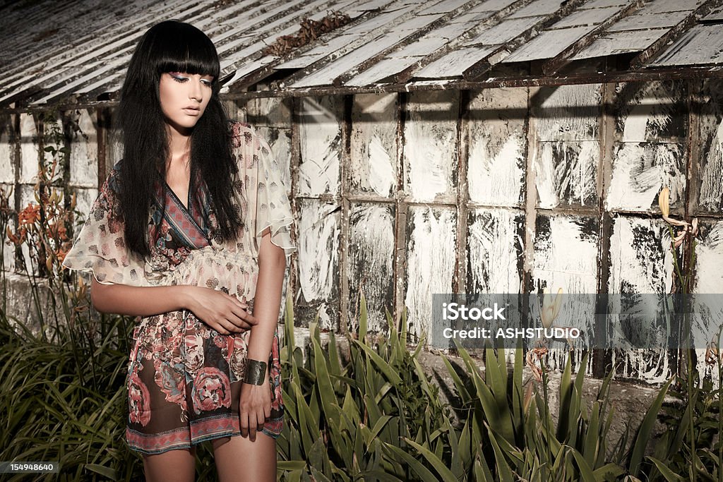 Молодая женщина на природе - Стоковые фото Высокая мода роялти-фри