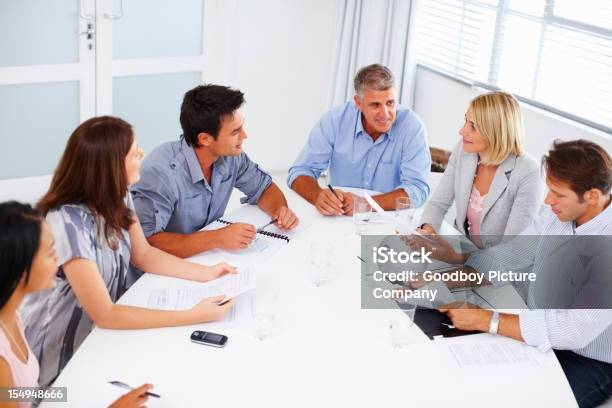 Foto de Equipe De Negócios Em Uma Reunião e mais fotos de stock de 30 Anos - 30 Anos, 40-49 anos, Acordo