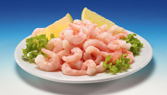 shrimp with lemon and salad