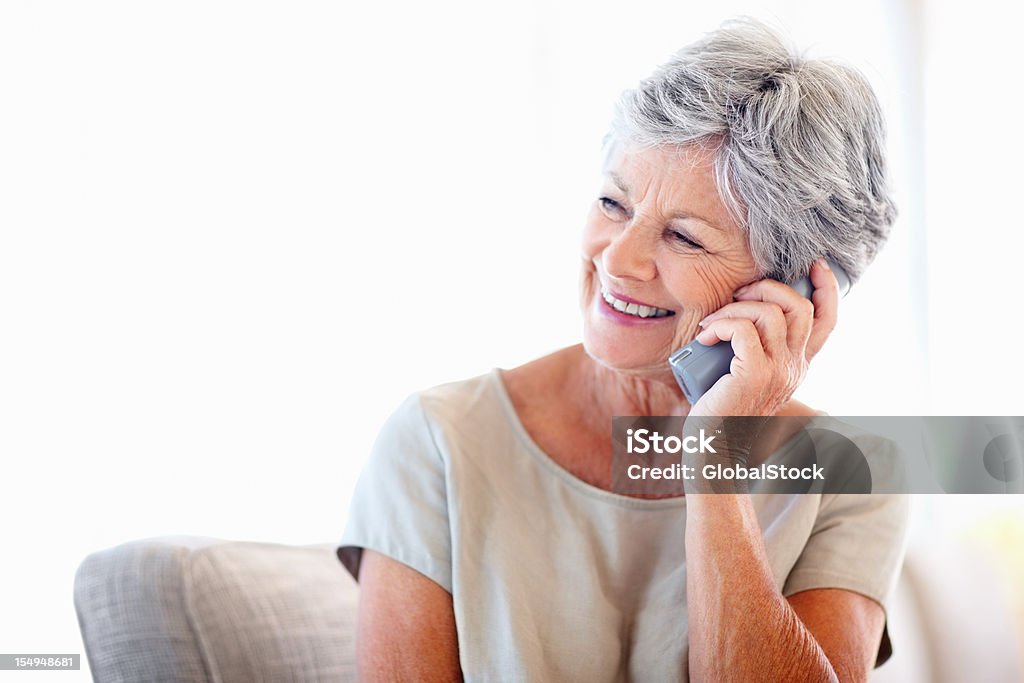 高齢者の女性の携帯電話で話している - 年配の女性のロイヤリティフリーストックフォト