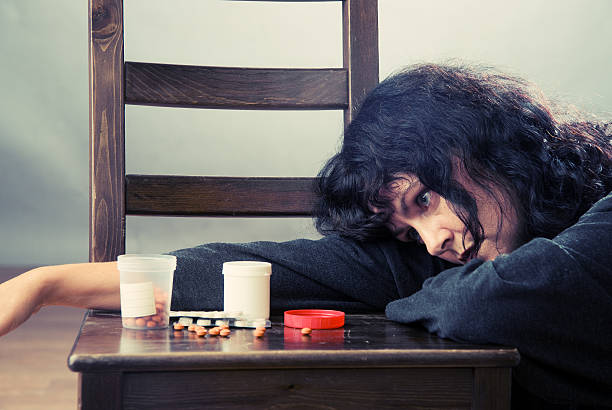 женщина в депрессии - prozac стоковые фото и изображения