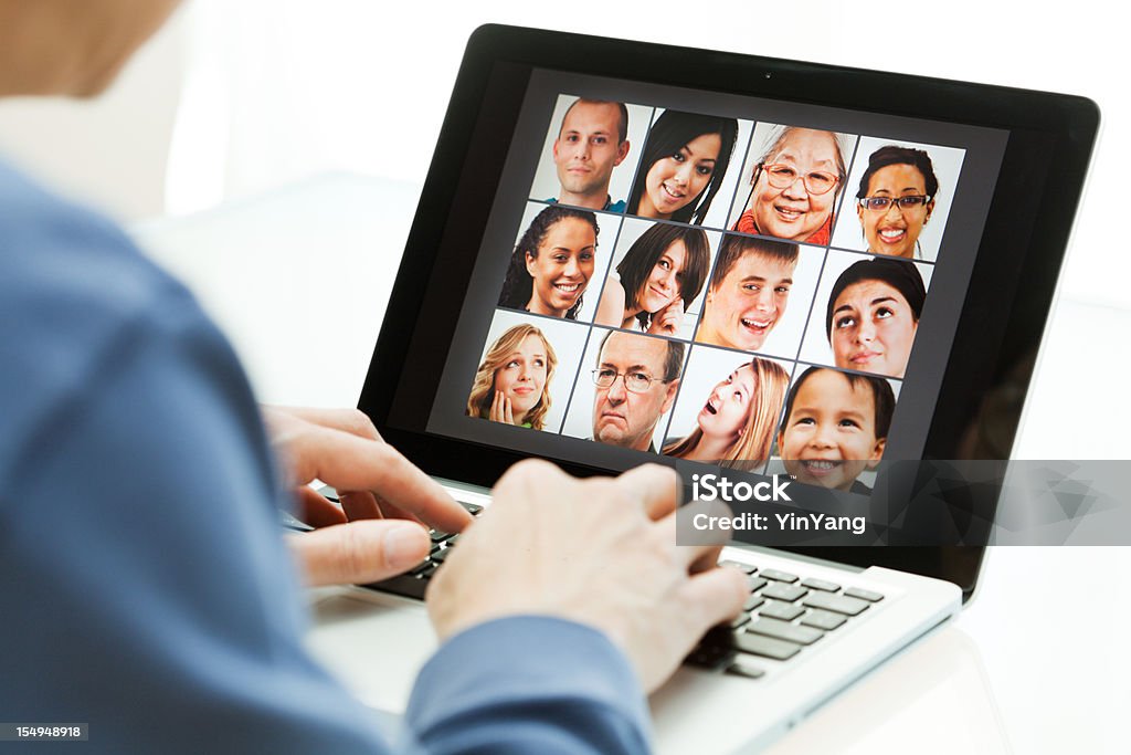 Comunicazione di rete sociale con Internet su un Computer portatile - Foto stock royalty-free di Adolescente