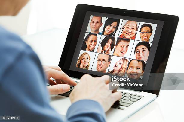 Comunicazione Di Rete Sociale Con Internet Su Un Computer Portatile - Fotografie stock e altre immagini di Adolescente