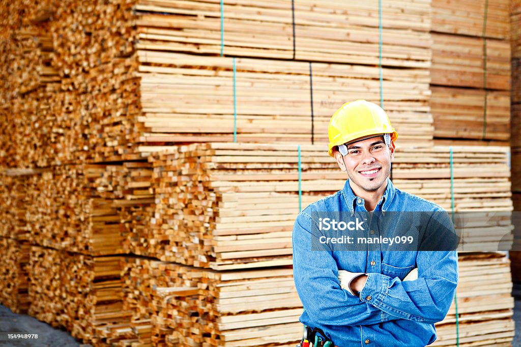 Joven trabajador de construcción armes cruzadas sonriendo gran - Foto de stock de Accesorio de cabeza libre de derechos