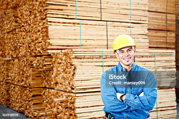 Joven Trabajador De Construcción Armes Cruzadas Sonriendo Gran Foto de stock y más banco de imágenes de Accesorio de cabeza