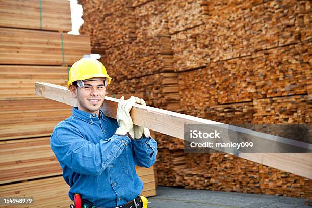 Trabalhador Em Tábuas Quintal Carregar 2 X 4 - Fotografias de stock e mais imagens de Adulto - Adulto, Amarelo, Ao Ar Livre