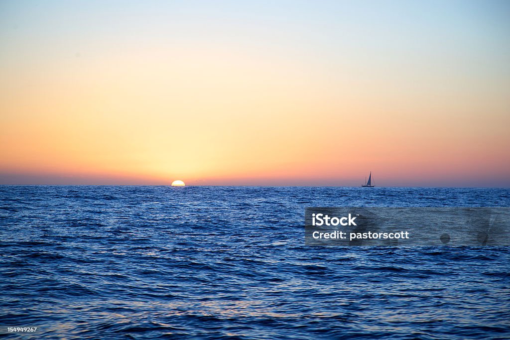 Mitad de camino de sol sobre el océano Pacífico Ketch sails del hotel - Foto de stock de Agua libre de derechos